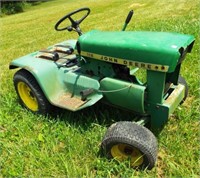 John Deere 112 lawn tractor. Missing seat and