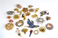 Lot of assorted vintage costume brooches