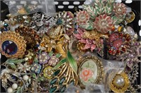 Lot of assorted vintage costume brooches and pins