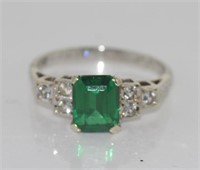 18ct white gold & green spinel ring