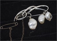 9ct white gold and baroque pearl brooch