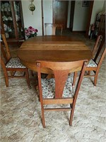 Antique oak table with 4 chairs. This pedestal