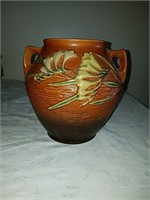 Beautiful Roseville freesia flower pattern vase.