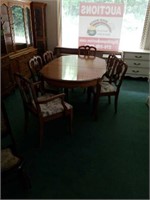 Nice oak dining room table and 6 chairs table has