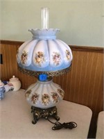 Beautiful vintage lamp, gold trim, chimney