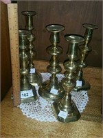 SELECTION OF BRASS CANDLESTICKS (5 PIECES)