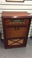 VINTAGE RADIO RECORD PLAYER COMBO IN CABINET