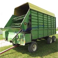 John Deere 716A Forage wagon