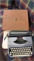 Royal royalite portable typewriter with the case,