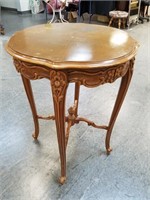 VTG ROUND PECAN FRENCH PROVINCIAL ACCENT TABLE