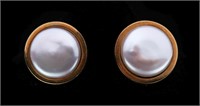 A PAIR OF 18K GOLD AND BUTTON PEARL EARRINGS