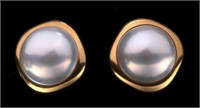 A PAIR OF 18K GOLD AND MABE PEARL EARRINGS