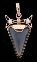 A 14K GOLD PENDANT WITH JADE AND PEARLS