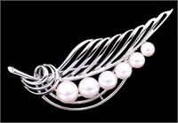 A RHODIUM-PLATED STERLING BROOCH WITH PEARLS