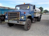 1979 INTERNATIONAL 1924 W/ ETNYRE TAR SPRAYER BODY