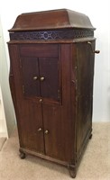 1920S VICTORY VICTROLA WITH LOTS OF STORAGE