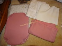 5 white plastic & 4 pink placemats, 3 tablecloths
