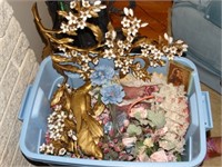 Box of assorted floral, plastic wall décor, metal