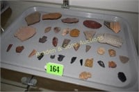 TRAY OF NATIVE AMERICAN POINTS AND ARTIFACTS