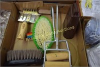 BOX OF ASSTD HORSE GROOMING TOOLS