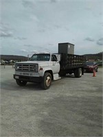 (T) 1986 GMC flatbed truck
