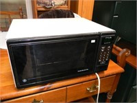 Black GE Microwave Oven