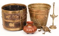 A COLLECTION OF BRASS AND COPPER DECORATIVE ITEMS