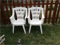 2 plastic lawn chairs
