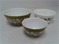 Set of 3 green Pyrex mixing bowls