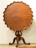 18th c Scalloped Walnut Chippendale tilt top table