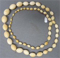 NECKLACE OF OLD GRADUATED IVORY BEADS