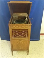 Edison phonograph model 150 has extra records
