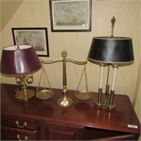 Brass scales & 2 brass lamps with shades