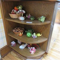 Contents of shelves~fruit motif decoratives