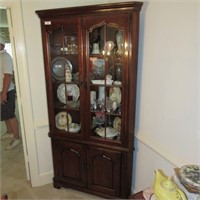 Thomasville corner cabinet (no contents included)