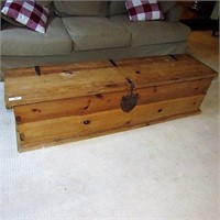 Pine blanket chest coffee table w/primtive iron