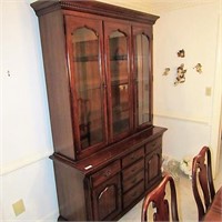 Thomasville china cabinet lighted w/glass shelves