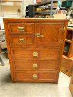 Nice oak Dresser w/ a Cabinet