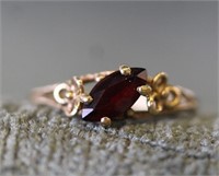 10 K GOLD & GARNET RING