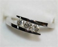 18ct white gold 3 x diamond set dress ring -