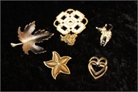 SELECTION OF BROOCHES