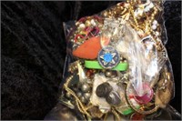 SELECTION OF COSTUME JEWELRY