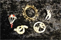 SELECTION OF BROOCHES
