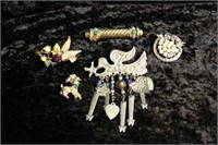 SELECTION OF BROOCHES