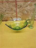 Vintage 7 in green glass leaf bowl