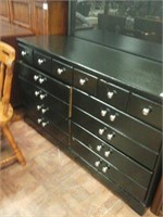 Like new  kroehler 6 drawer dresser black silver
