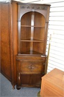 TRADITIONAL ENGLISH CORNER CABINET WITH 2 SHELVES