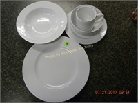 20pc Home Collection white porcelain dinnerware