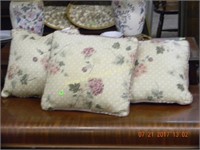 Lot of 3 pillows with violet design