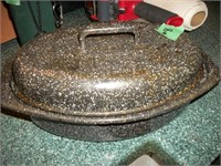 Enamel roaster with lid